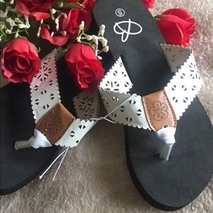 🤗 New ladies Bobbie brooks shoes.